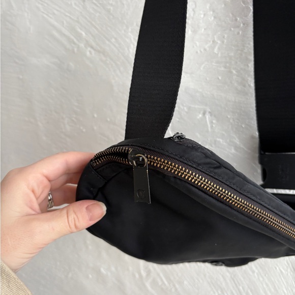 Lululemon everywhere belt bag in black - Picture 3 of 8